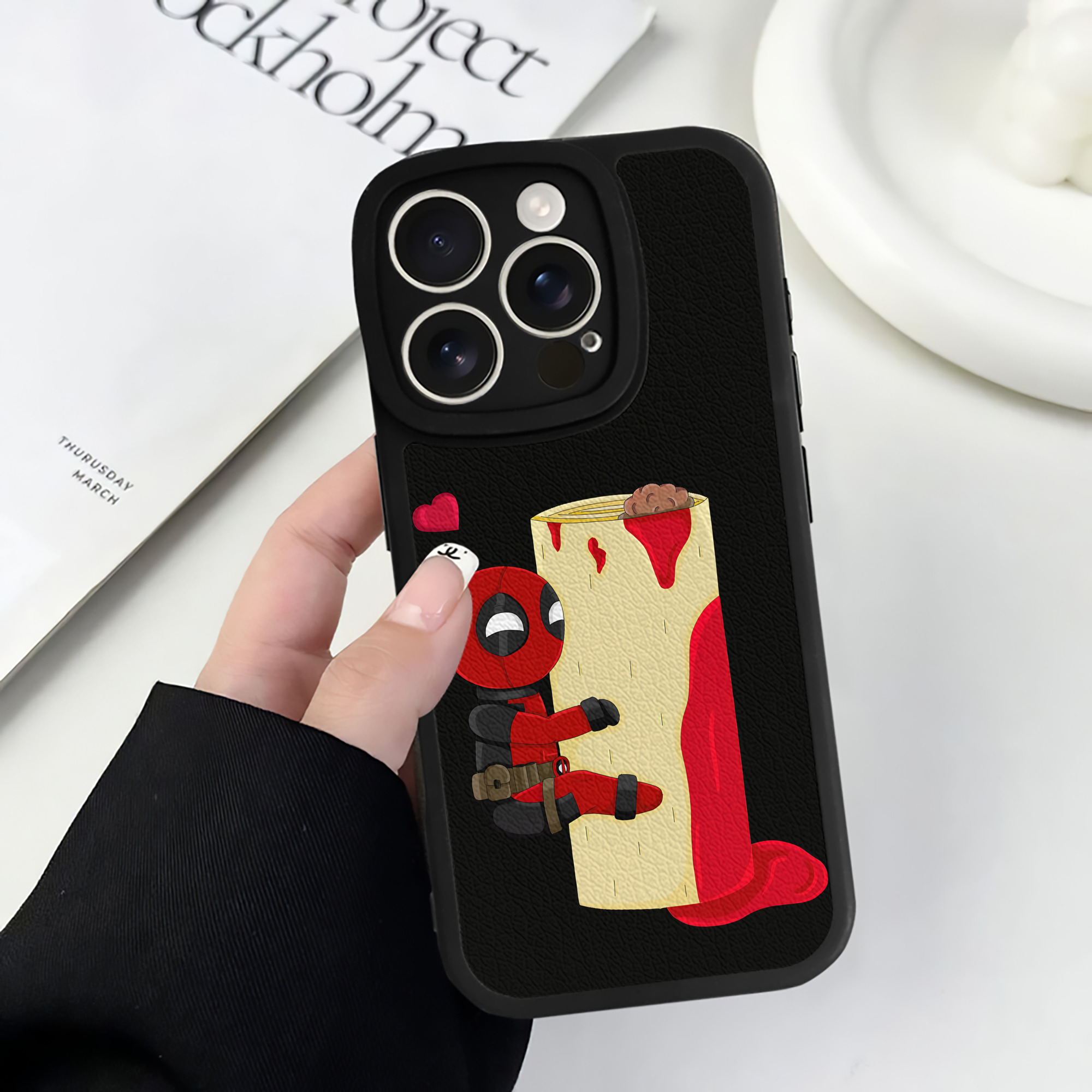 （画像用） Deadpool デッドプール 【iPhone 16シリーズ対応】シリコンスマホケース（レザー調） 材質：シリコン